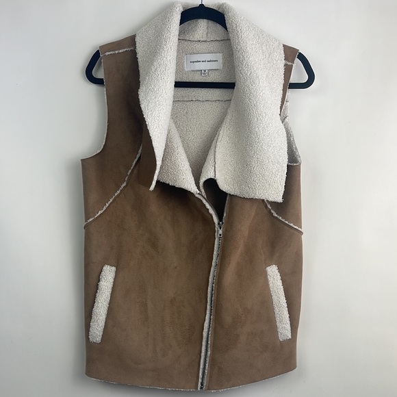 Cupcakes and Cashmere Vest Size Medium - Picture 6 of 6